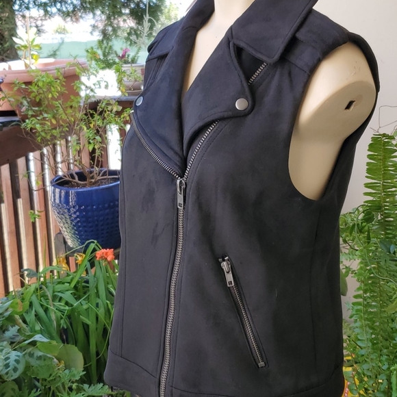 Philosophy 🆕Faux suede Vest - Picture 4 of 6